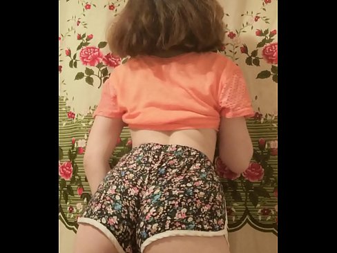 ❤️ Sexy ung babe tar av seg shortsen på kamera Porno hos oss ❌️❤