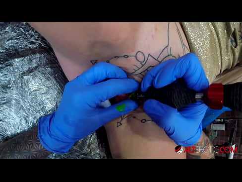❤️ Ekstremt tatovert hottie Sully Savage tok en tatovering på klitoris Porno hos oss ❌️❤